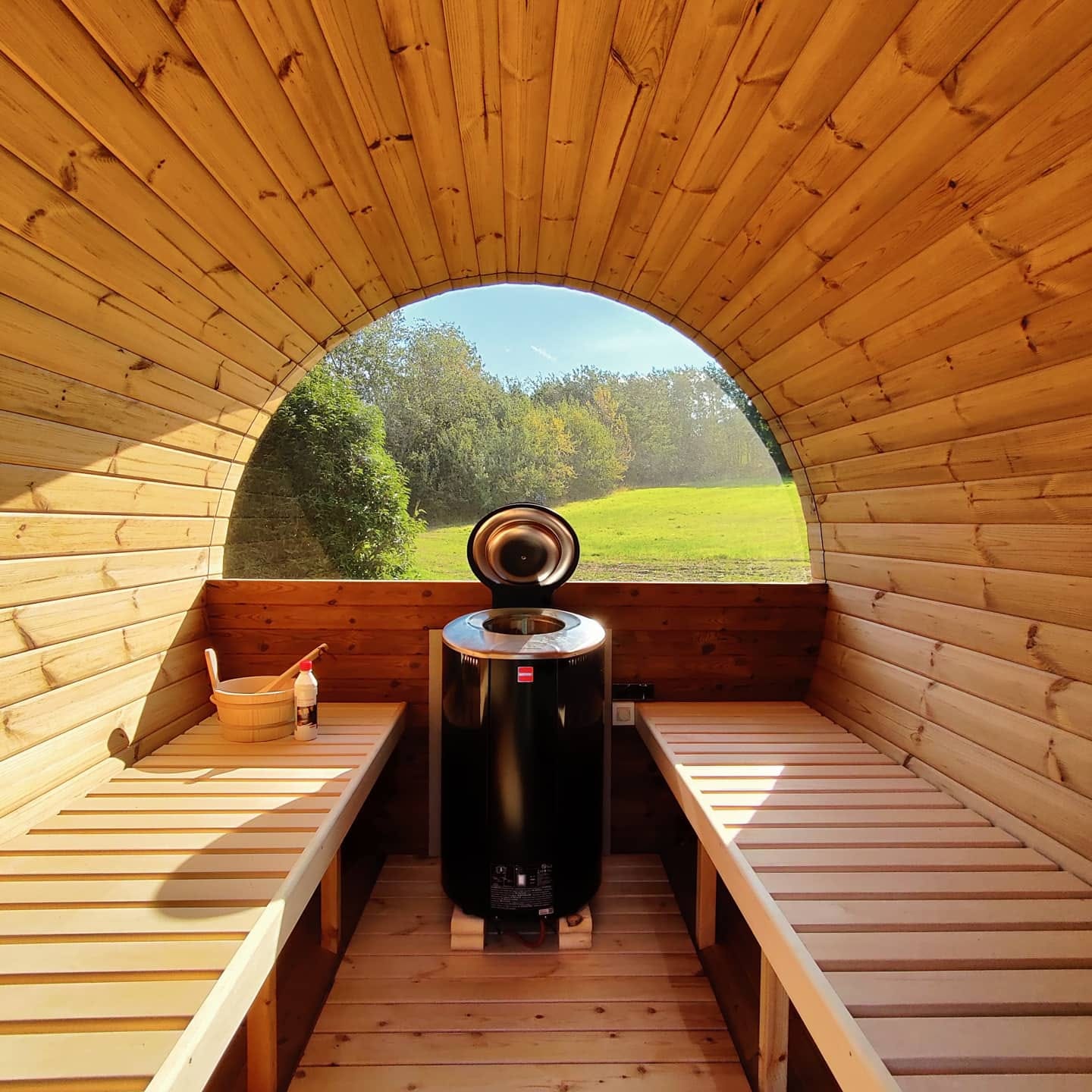 Een barrel sauna in de tuin. Relaxen in een finse sauna thuis.